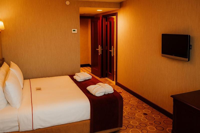 Deluxe Double Room with Extra Bed image 3