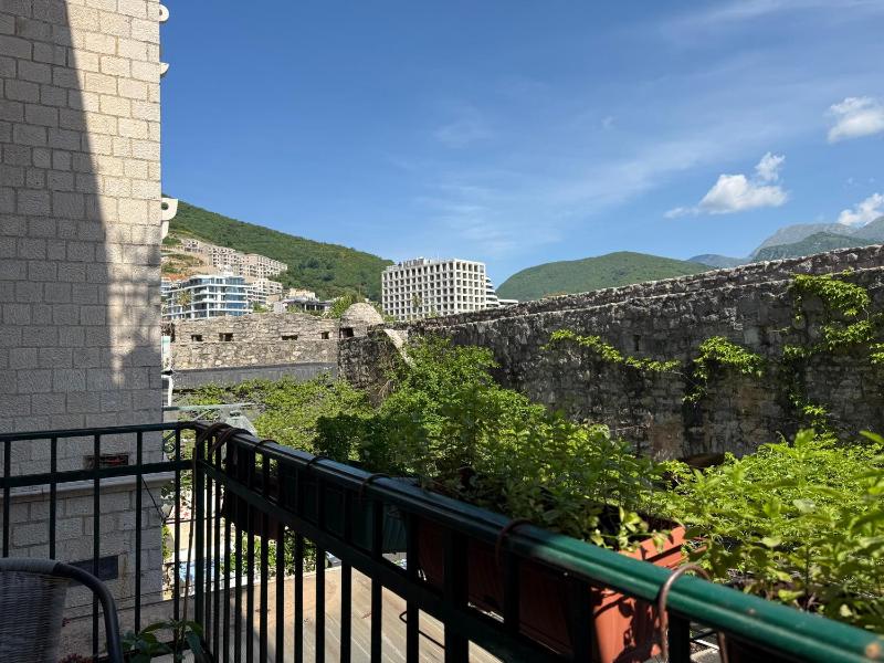 One-Bedroom Apartment with Balcony and Mountain View   image 1