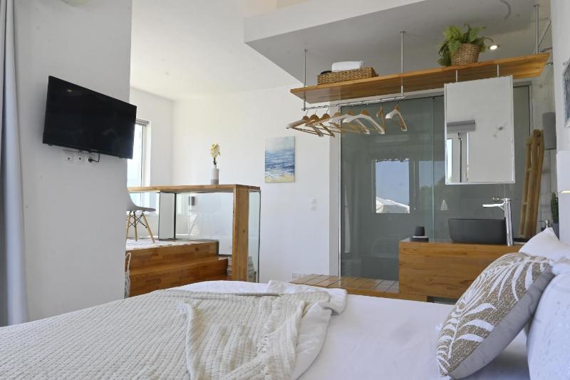 One-Bedroom Apartment with Sea View image 3