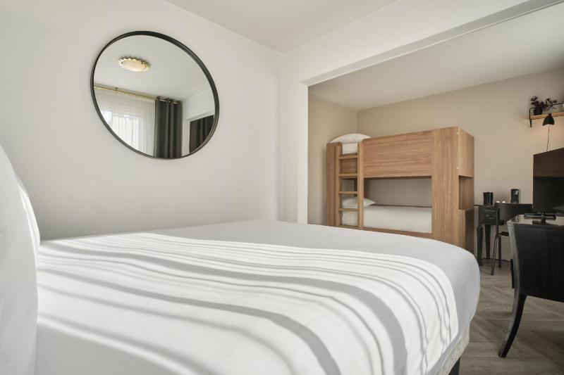 Superior Quadruple Room image 4