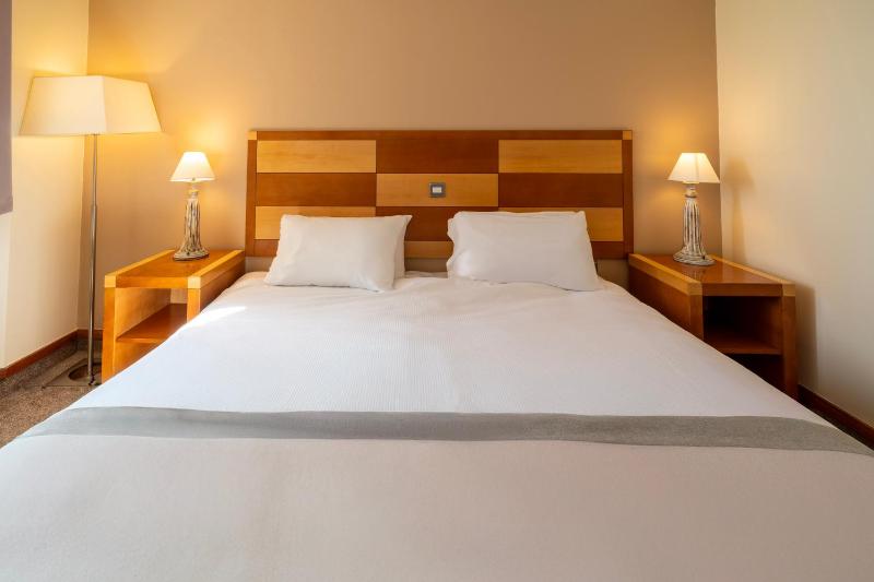 Double Room with Partial Sea View image 4