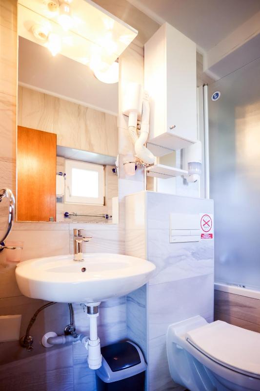 Single Room image 4