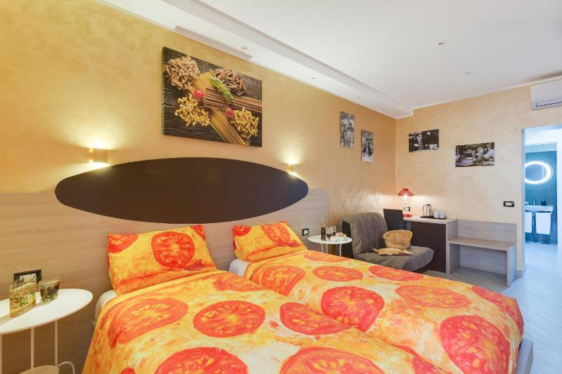 Standard Triple Room image 3