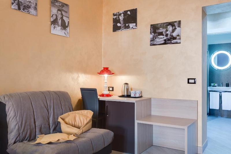 Standard Triple Room image 2