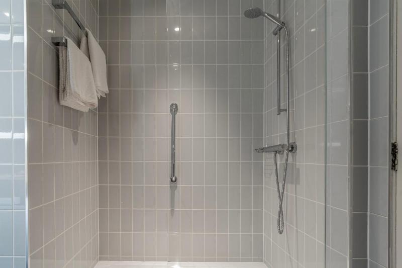 Executive Twin Room With Sea View image 3