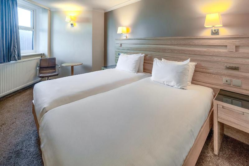 Twin Room with Partial Sea View image 3