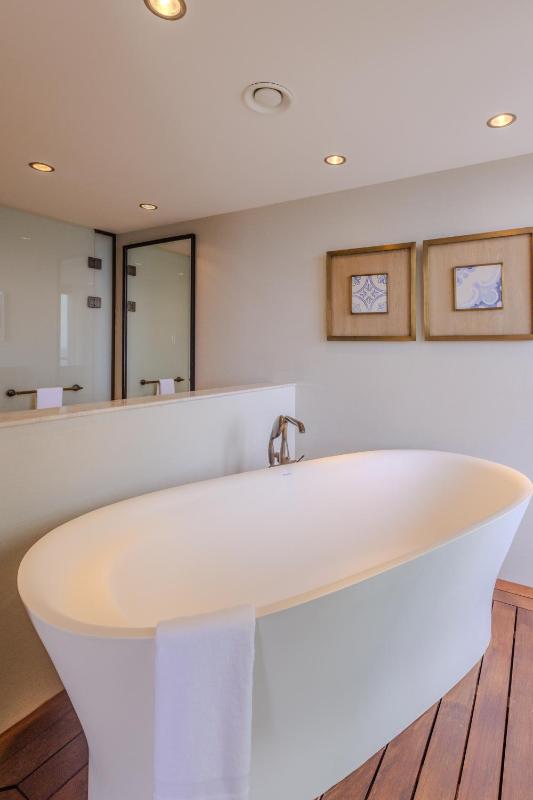 Signature Seaview Room image 3