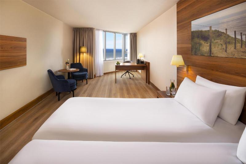 Superior Twin Room with Sea View image 3