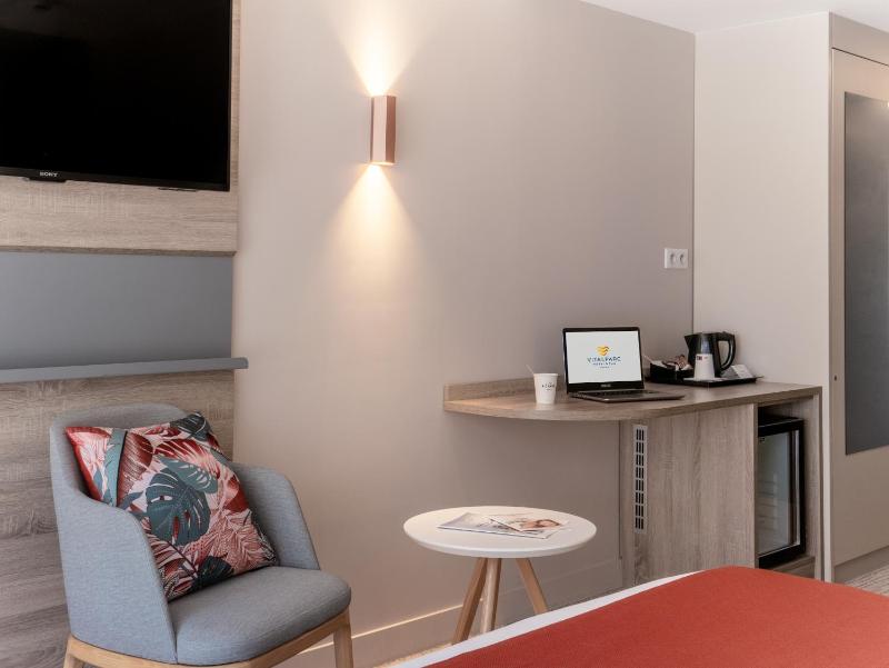 Double Room with Pool View image 3