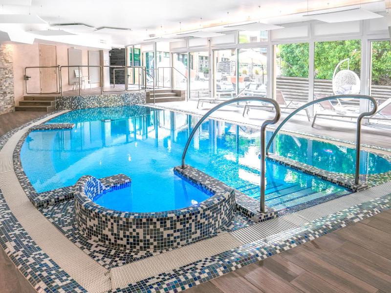 Double Room with Pool View image 2