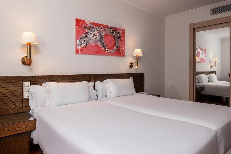Twin Room image 3