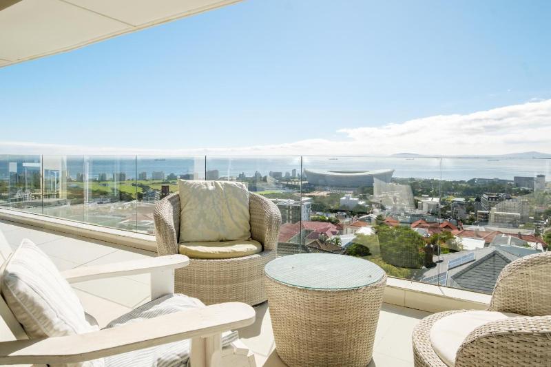 Spacious 3Bed Apt Overlooking Cape Town Panova - image 1