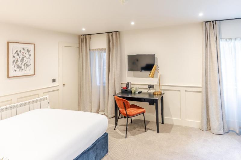 Deluxe Double Room image 3