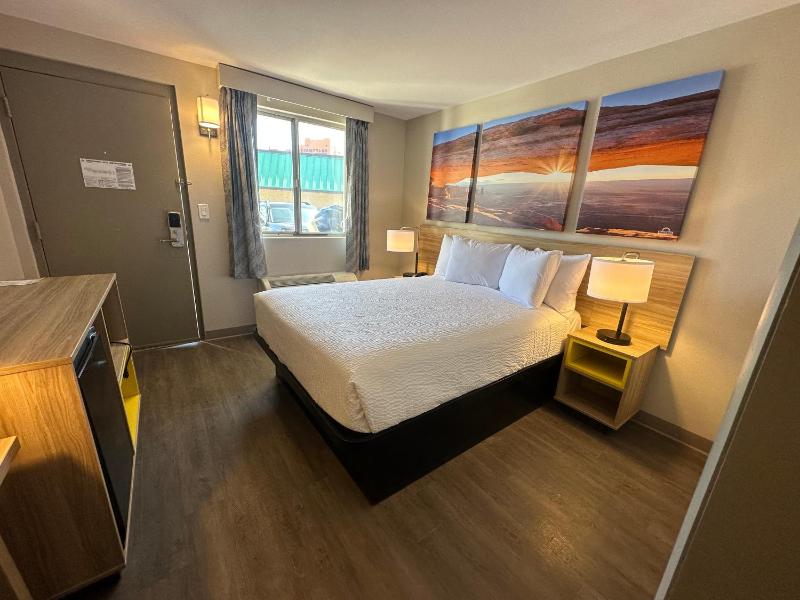 1 Queen Bed, Mobility Accessible Room, Bathtub w/ Grab Bars, Non-Smoking image 4
