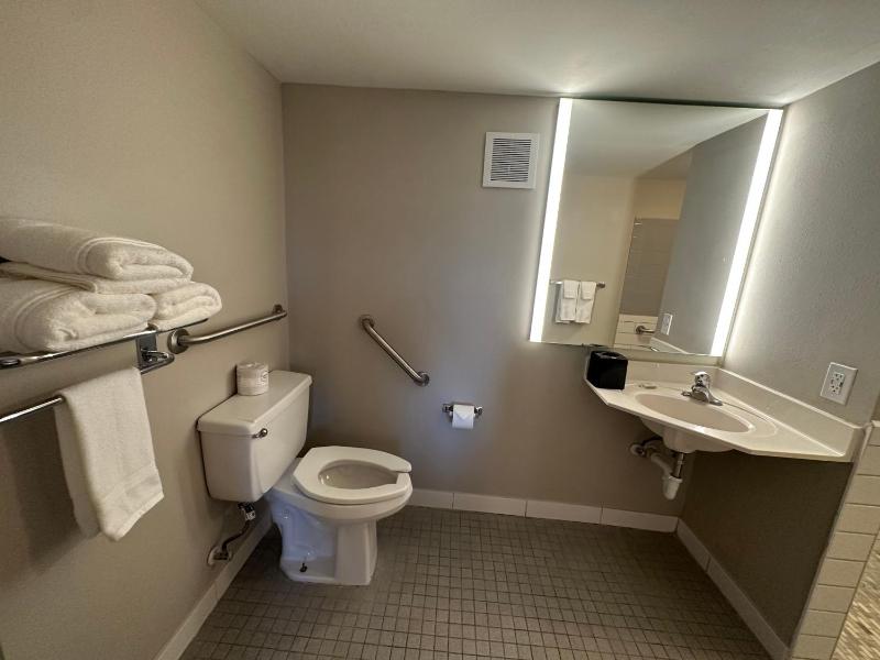 Double Room with Two Double Beds and Roll-in Shower - Mobility Access/Non-Smoking image 2