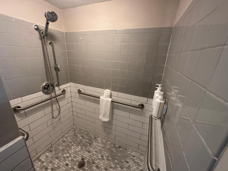 Double Room with Two Double Beds and Roll-in Shower - Mobility Access/Non-Smoking image 4