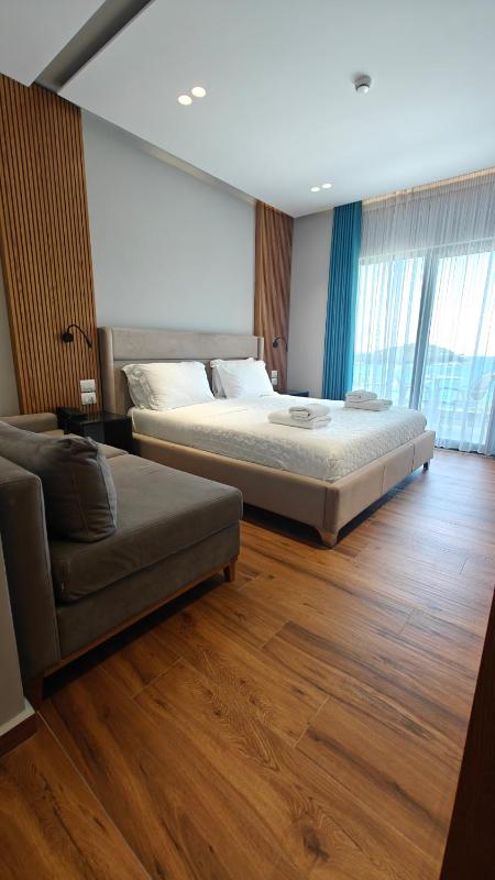 Deluxe Double Room with Sea View image 3