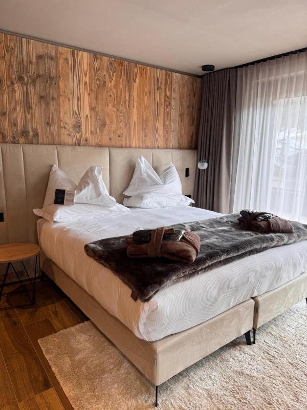 Deluxe Double Room with Balcony & Mountain View image 1