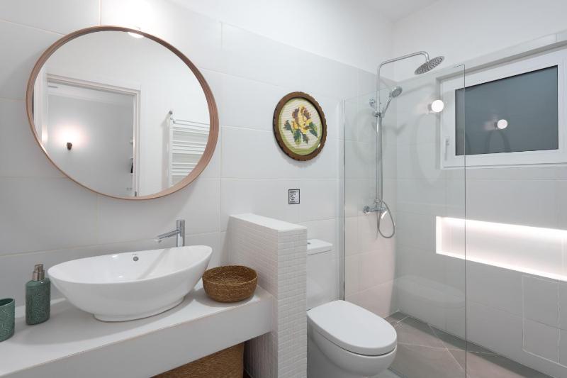 1BR Next to Metro Modern Comfort - image 5