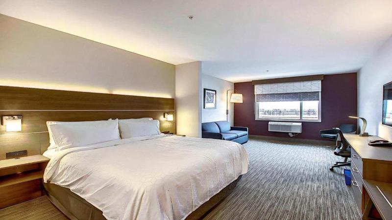 Holiday Inn Express and Suites Calgary Airport Trail NE By IHG - image 8