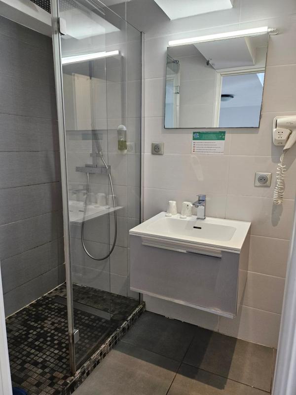 Quadruple Room with private bathroom - Partial Basement- parking side image 4