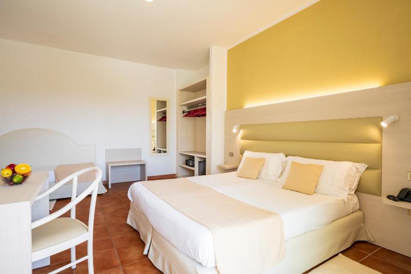 Triple Room with Sea or Pool View image 2