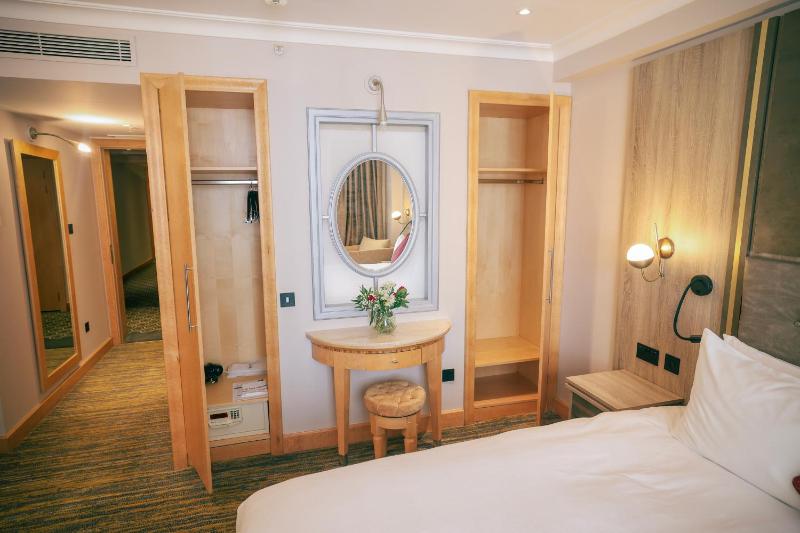 Classic Double Room image 4