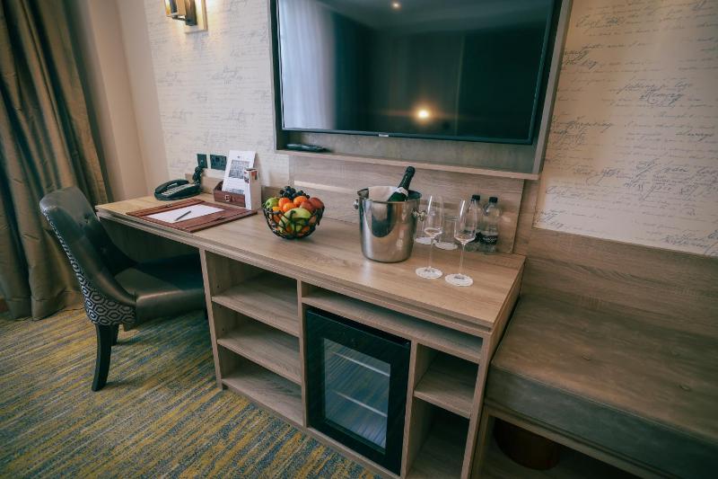 Superior King Room image 3