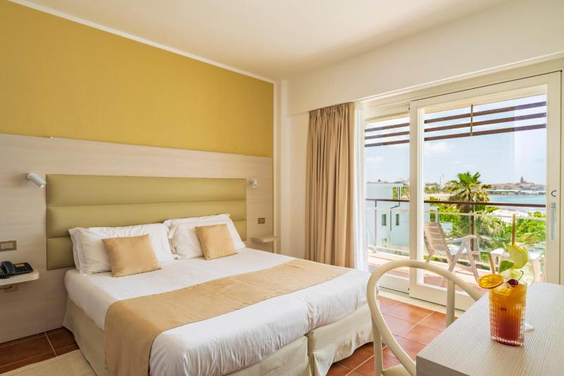Quadruple Room with Sea or Pool View image 1