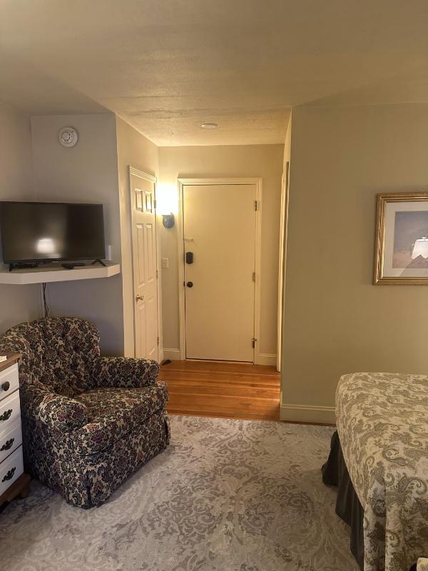Twin Room with Two Twin Beds image 4