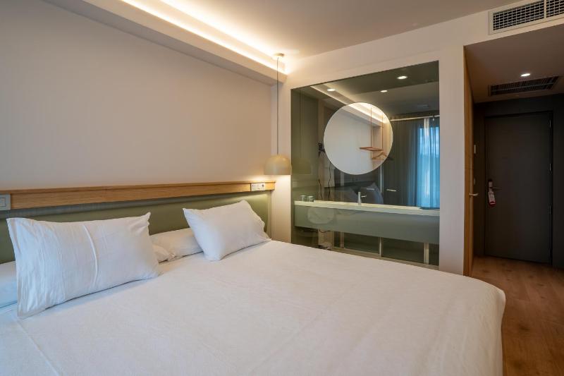 Double or Twin Room image 4
