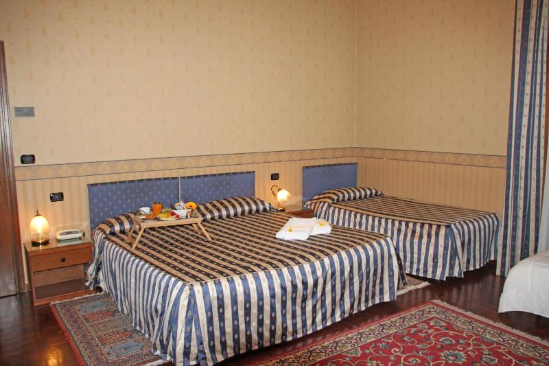 Standard Quadruple Room image 1