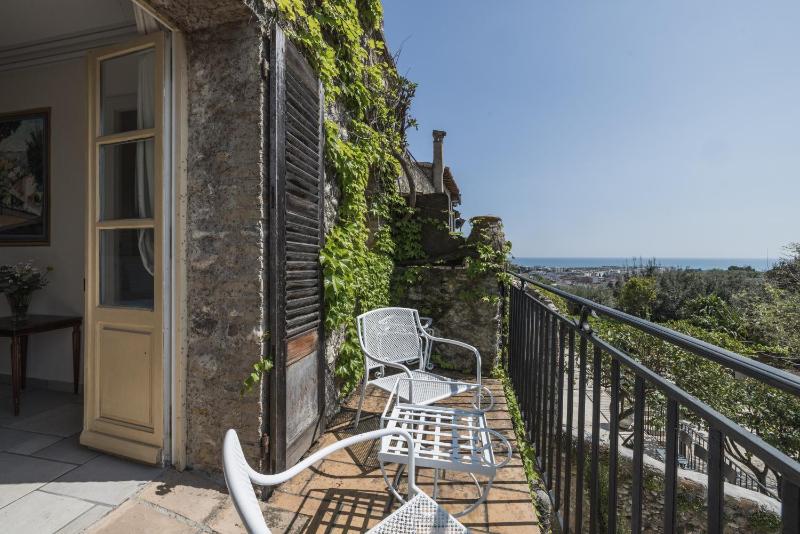 Deluxe Double Room with Balcony image 2