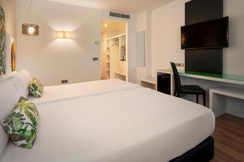 Double or Twin Room image 4