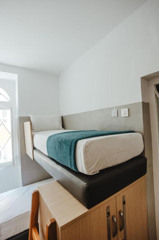 Bunk Bed in Mixed Dormitory Room image 4
