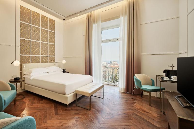 Deluxe King Room with Sea View image 4