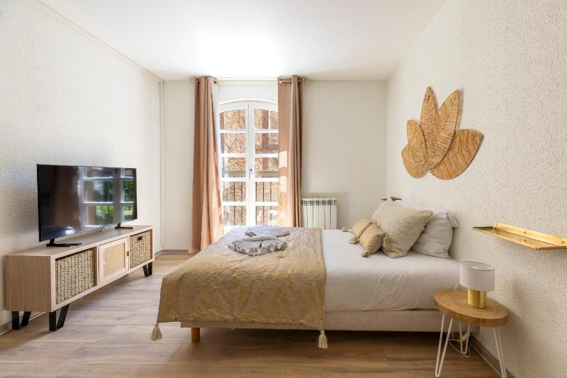 Studio Apartment image 2