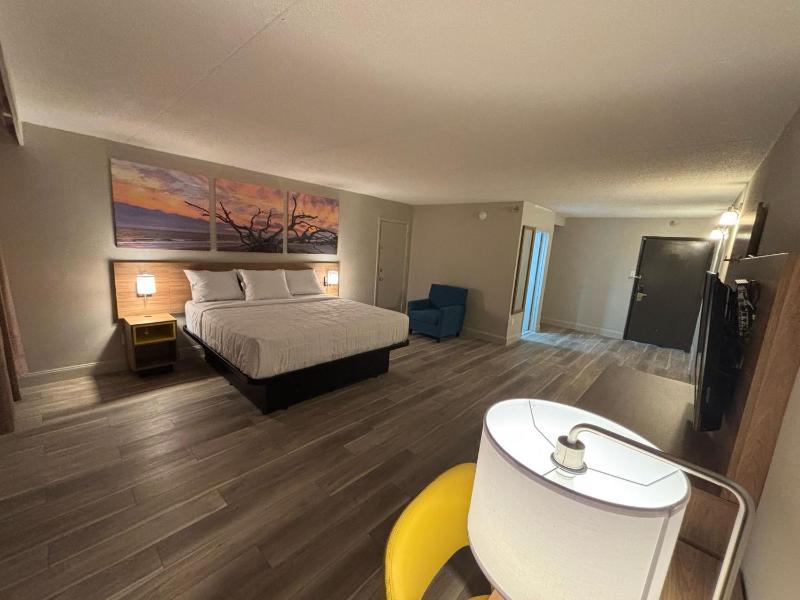 King Suite - Non-Smoking image 4