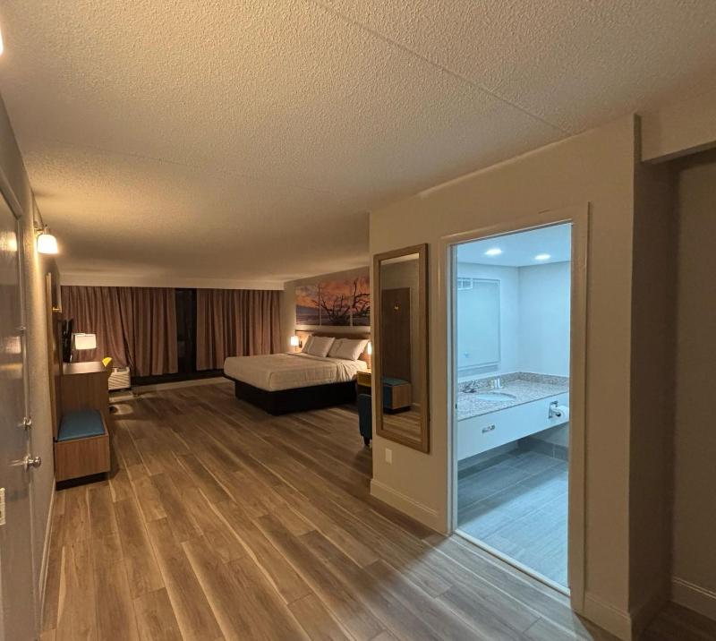 King Suite - Non-Smoking image 2