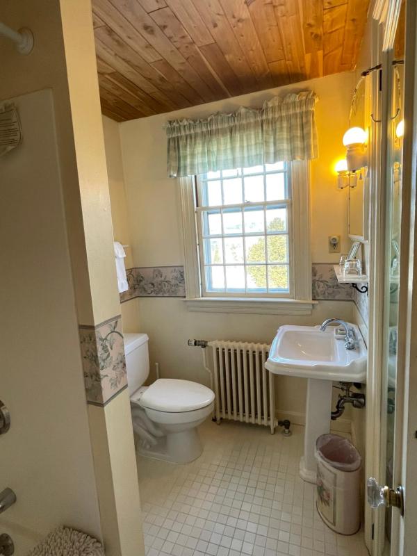 Queen Room (No Pets / Space for One Cot)) image 2