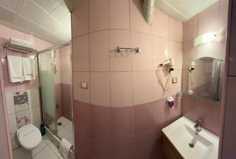Standard Twin Room image 4