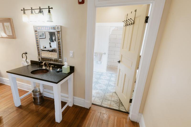 Standard Queen Room image 3