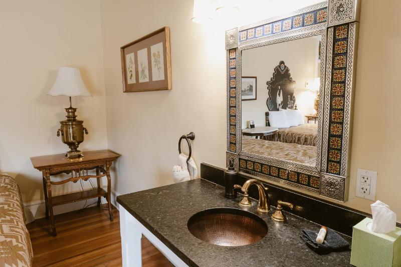Standard Queen Room image 4