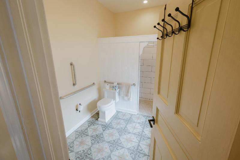 Standard Queen Room image 2