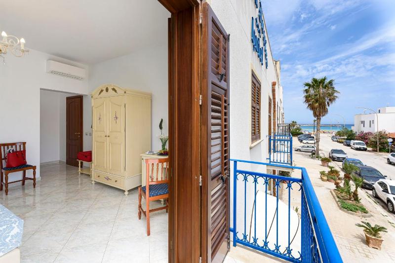 Triple Room with Balcony image 4