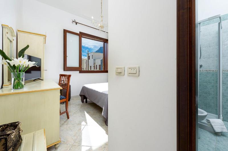 Economy Double Room image 4