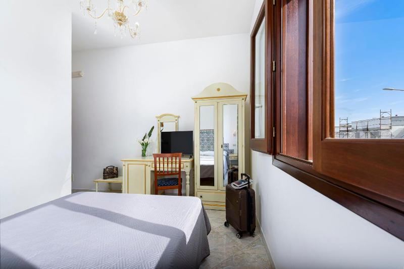 Economy Double Room image 3