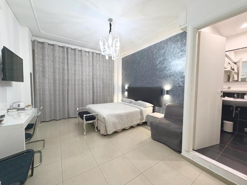 Triple Room with Balcony and Private Bathroom image 1