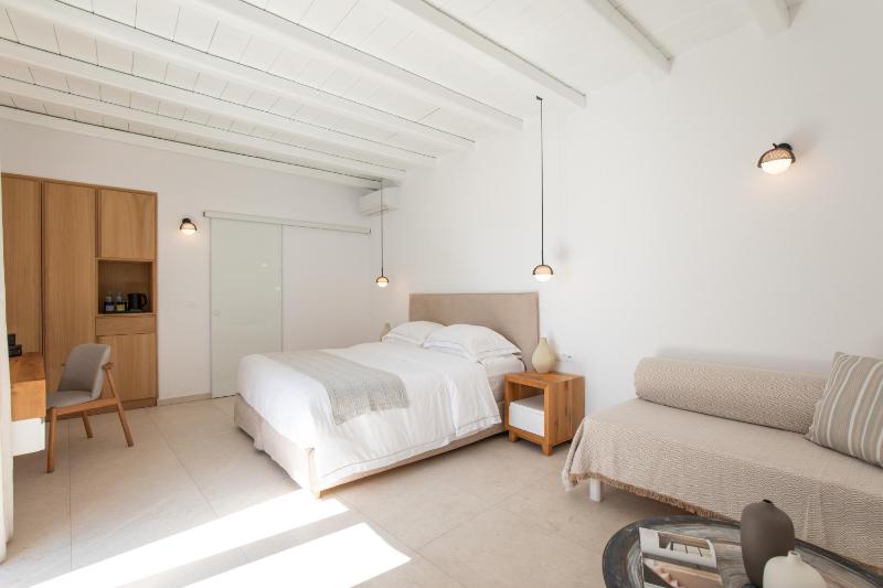 Deluxe Triple Room image 4