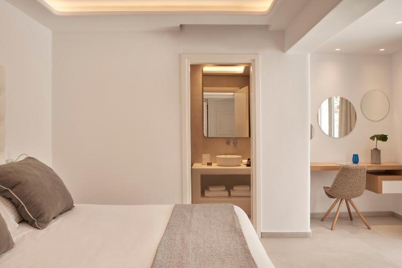 Deluxe Triple Room image 3